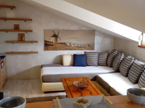 Izdavanje, dvosoban stan, 53m², Cetinje, Crna Gora - image 2