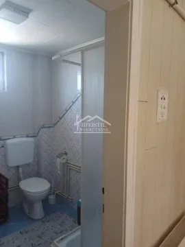 Pogled na kupatilo sa toaletom i tuš kabinom. - image 17