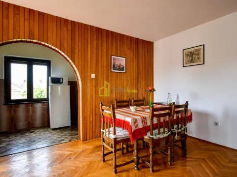 Prodaja, kuća, 370m², Tološi, Podgorica - image 9