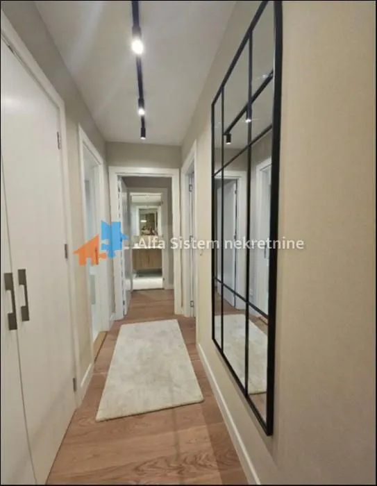 Izdavanje, trosoban stan, 73m², Savski Venac, Beograd