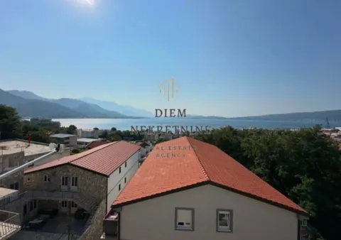 Pogled sa terase na okolne krovove i more. - image 10