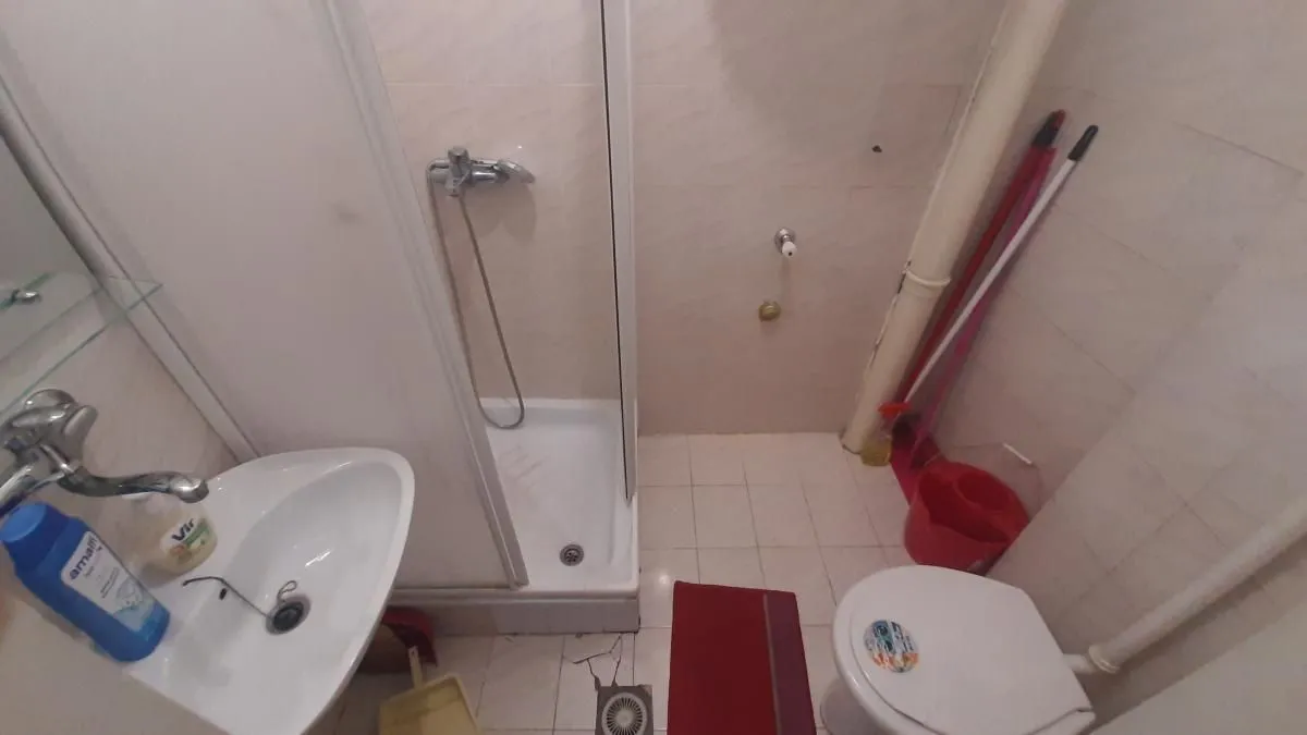 Manje kupatilo sa tuš kabinom, umivaonikom i wc šoljom.