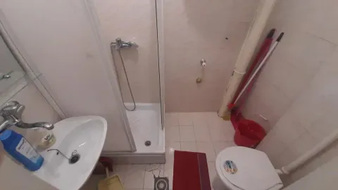 Manje kupatilo sa tuš kabinom, umivaonikom i wc šoljom. - image 7