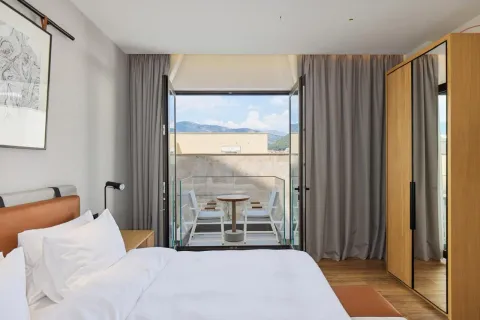 Moderna spavaća soba sa bračnim krevetom i izlazom na terasu. - image 13