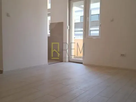Izdavanje, poslovni prostor, 61m², Centar, Podgorica - image 11