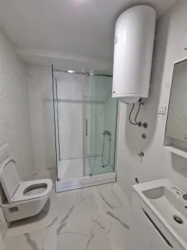 Moderno opremljeno kupatilo sa tuš kabinom, umivaonikom i bojlerom. - image 6
