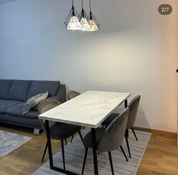 Dnevna soba sa garniturom i trpezarijskim stolom. - image 2