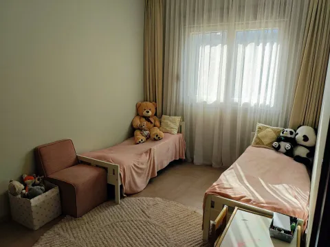 Dječija soba sa dva kreveta i igračkama. - image 11