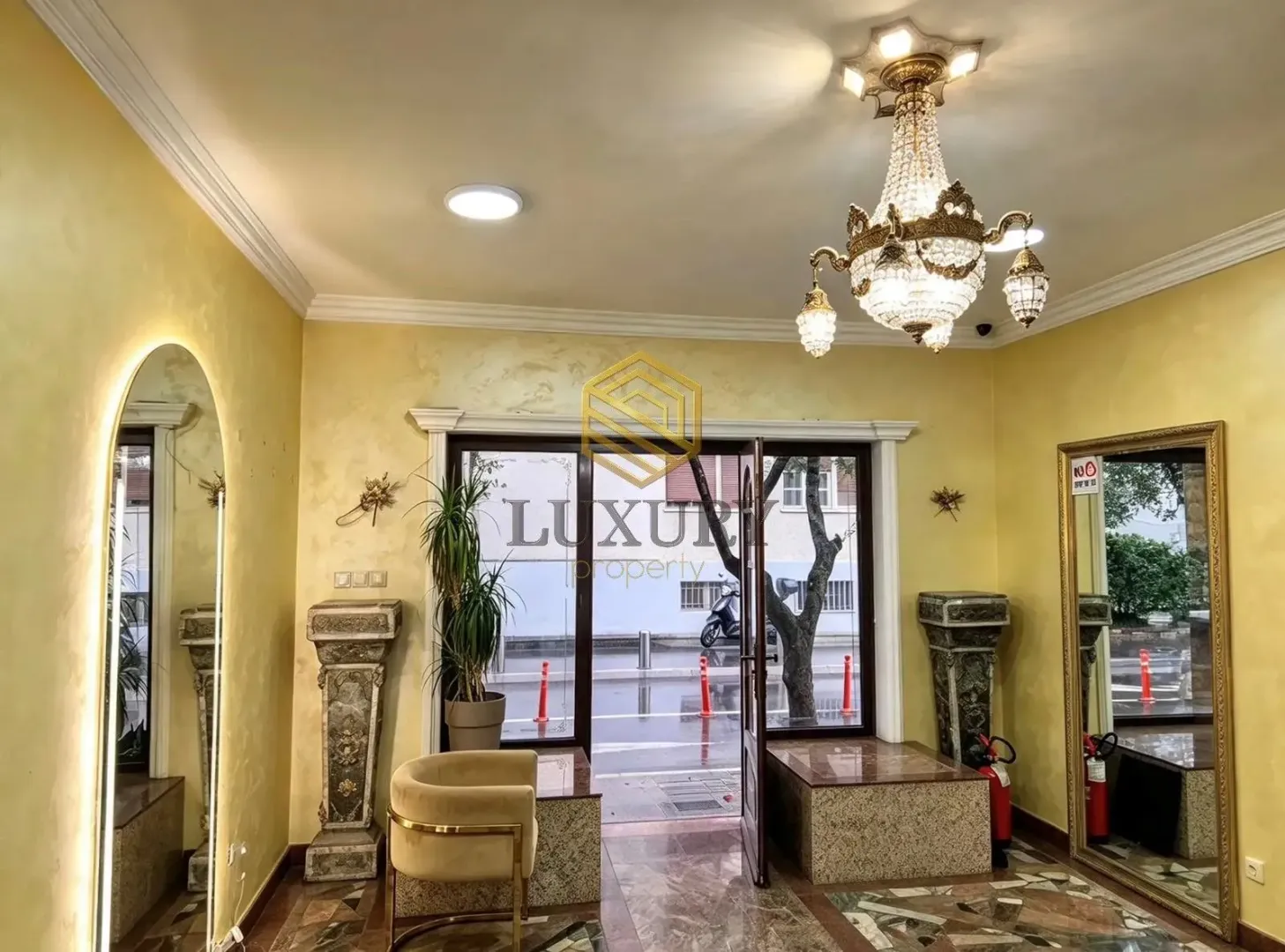 Spacious and luxuriously decorated living room with a crystal chandelier.