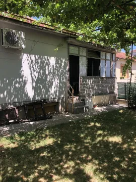 Spoljašnjost kuće sa dvorištem u sjenci drveća. - image 24