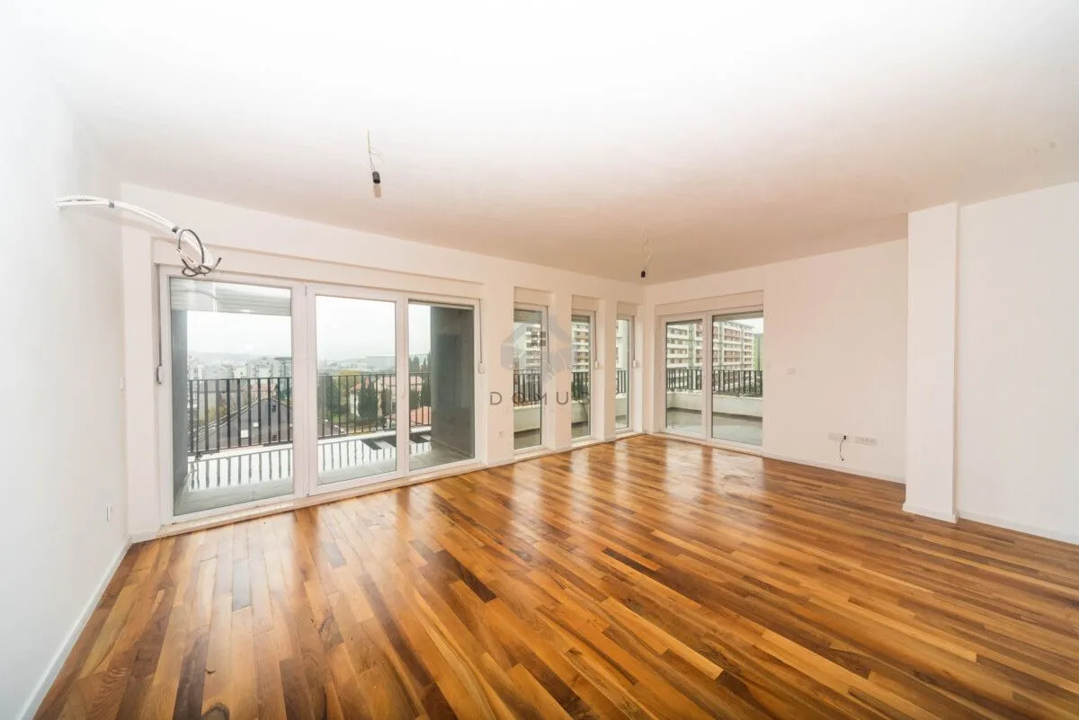 Prodaja, trosoban stan, 150m², Krivi Most, Podgorica