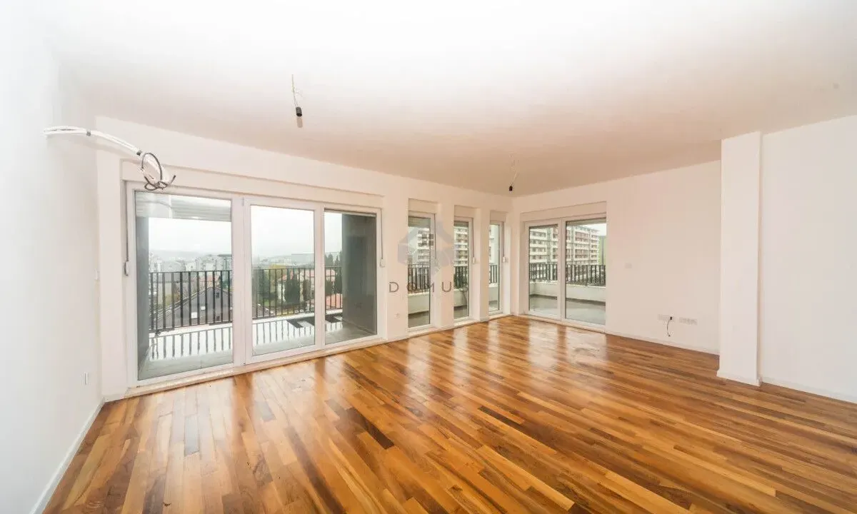 Prodaja, trosoban stan, 150m², Krivi Most, Podgorica