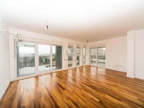 Prodaja, trosoban stan, 150m², Krivi Most, Podgorica