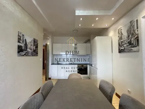 Izdavanje, četvorosoban stan, 130m², Centar, Podgorica - image 17