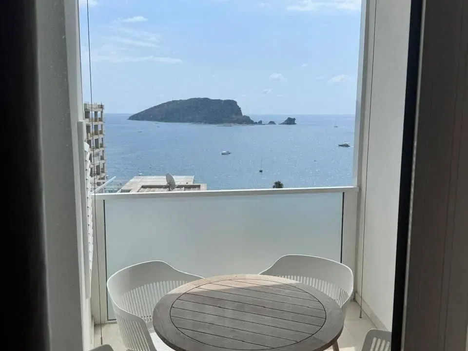 Rent, two bedroom apartment, 135m², Tre Canne, Budva