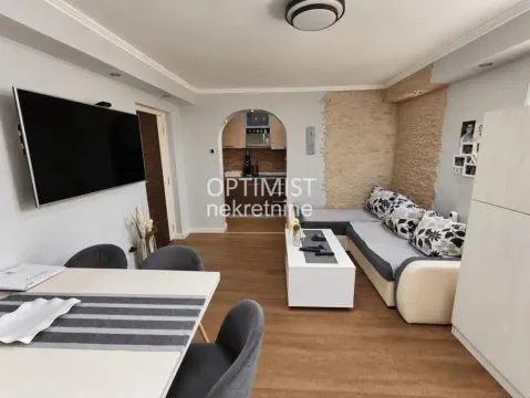 Dnevna soba sa garniturom, TV-om i trpezarijskim stolom. - image 3
