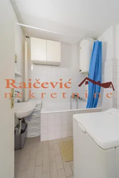 Manje kupatilo sa kadom, umivaonikom i bojlerom. - image 17