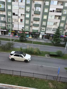 Pogled sa terase na ulicu i stambenu zgradu sa lokalima u prizemlju. - image 6