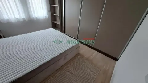 Spavaća soba sa bračnim krevetom, velikim garderoberom i prozorom. - image 9