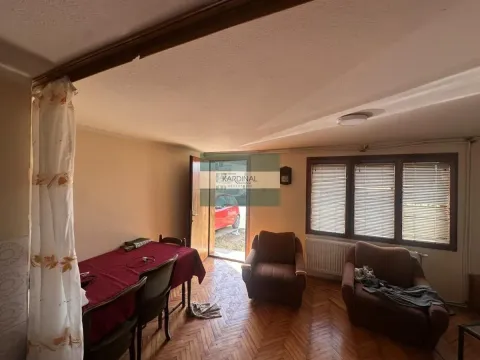 Dnevna soba sa trpezarijskim stolom i foteljama. - image 8