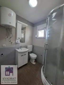 Kupatilo opremljeno tuš kabinom, umivaonikom, toaletom i bojlerom. - image 16
