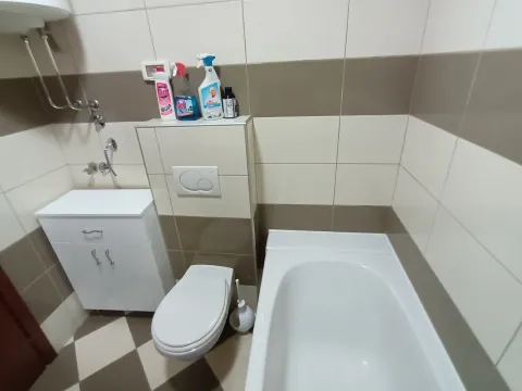 Kupatilo sa kadom, toaletom i umivaonikom. - image 11