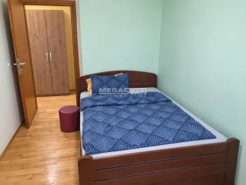 Nameštena spavaća soba sa bračnim krevetom i ormanom. - image 5