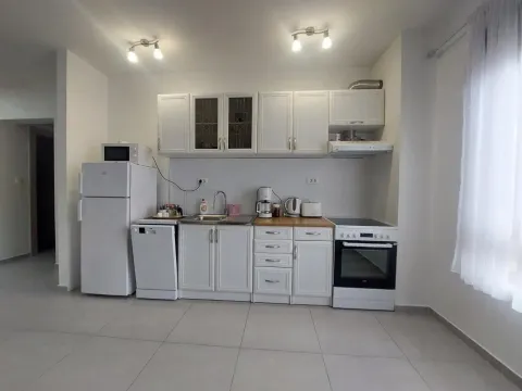 Izdavanje, dvosoban stan, 85m², Dobrota, Kotor - image 6