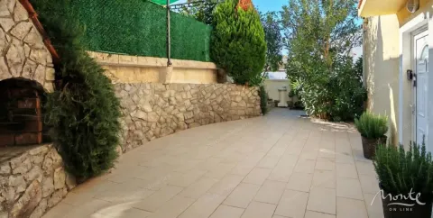 Popločano dvorište sa zidanim roštiljem i zelenilom. - image 8