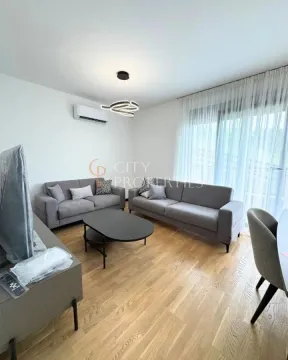 Dnevna soba sa garniturom za sjedenje, stočićem i TV komodom. - image 3