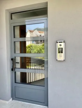 Glavni ulaz u zgradu sa interfonom i staklenim vratima. - image 17
