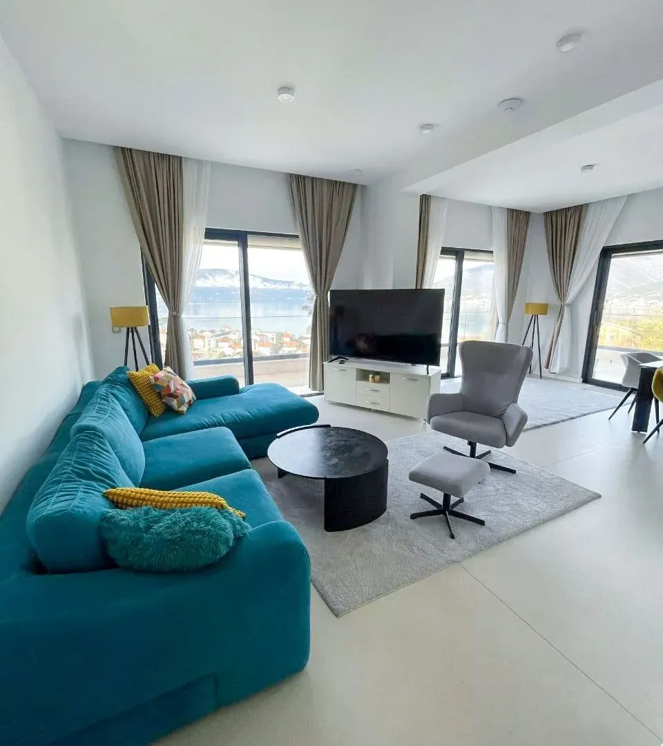 Izdavanje, dvosoban stan, 159m², Tivat, Crna Gora