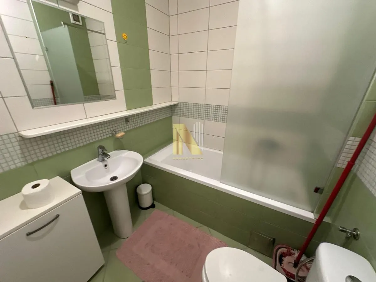 Kupatilo sa umivaonikom, kadom i WC šoljom.