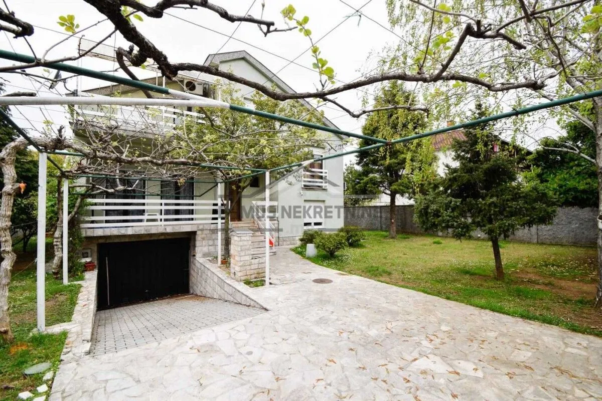 Rent, house, 250m², Stari Aerodrom, Podgorica