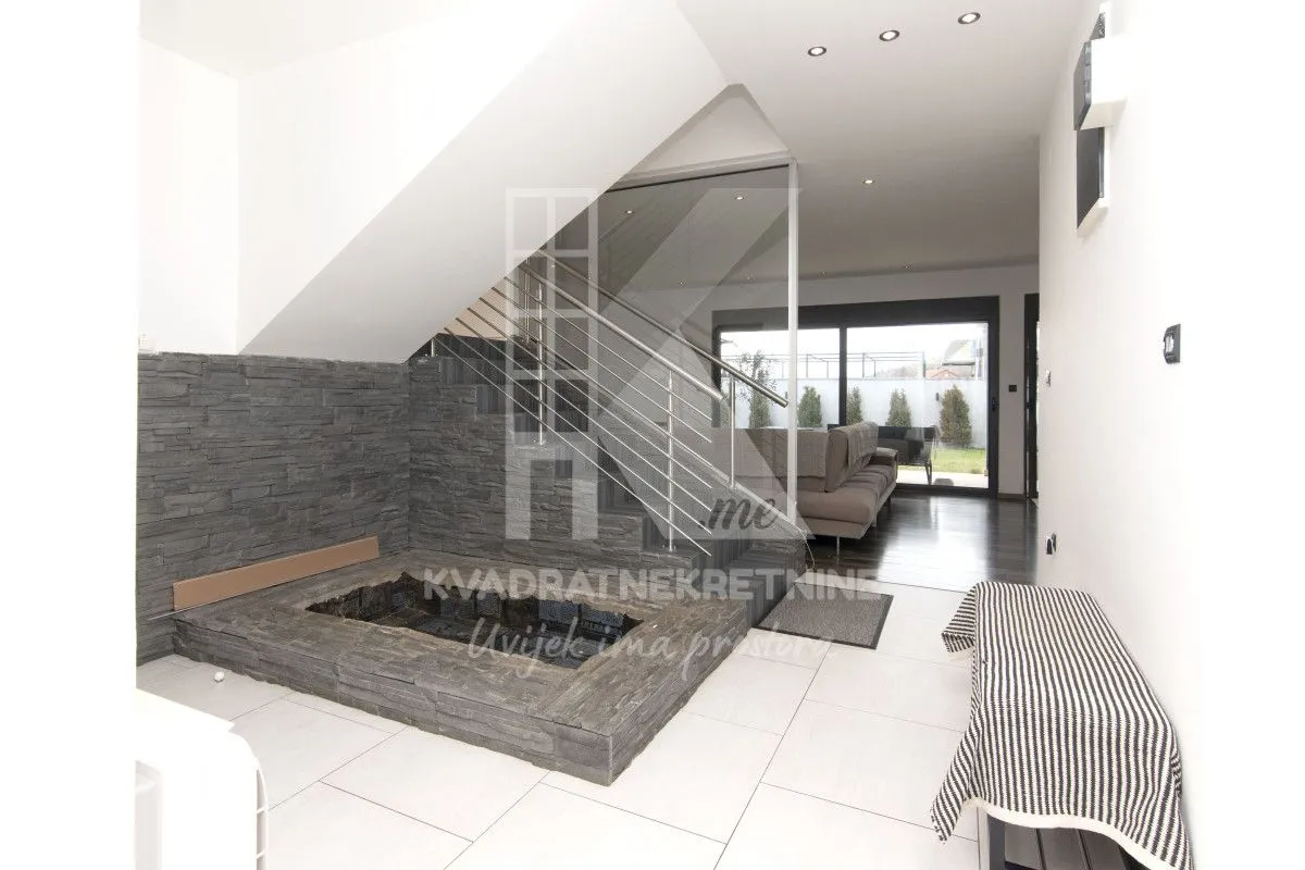 Sale, house, 250m², Tološi, Podgorica