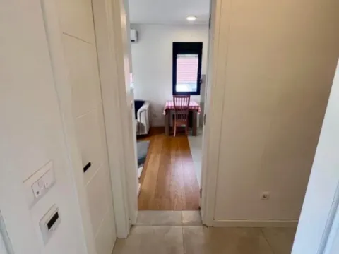 Izdavanje, jednosoban stan, 45m², Blok 6, Podgorica - image 6