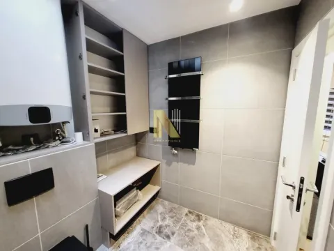 Moderne pločice i ugradni ormari u kupatilu. - image 30