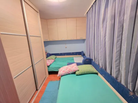 Dječija soba sa dva kreveta, velikim plakarom i ugradnim elementima. - image 11