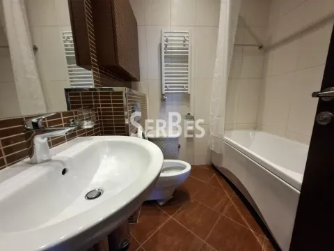 Kupatilo opremljeno umivaonikom, kadom i wc šoljom. - image 12