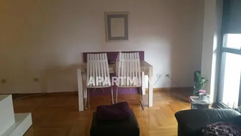 Dnevni boravak sa trpezarijskim stolom i stolicama. - image 2