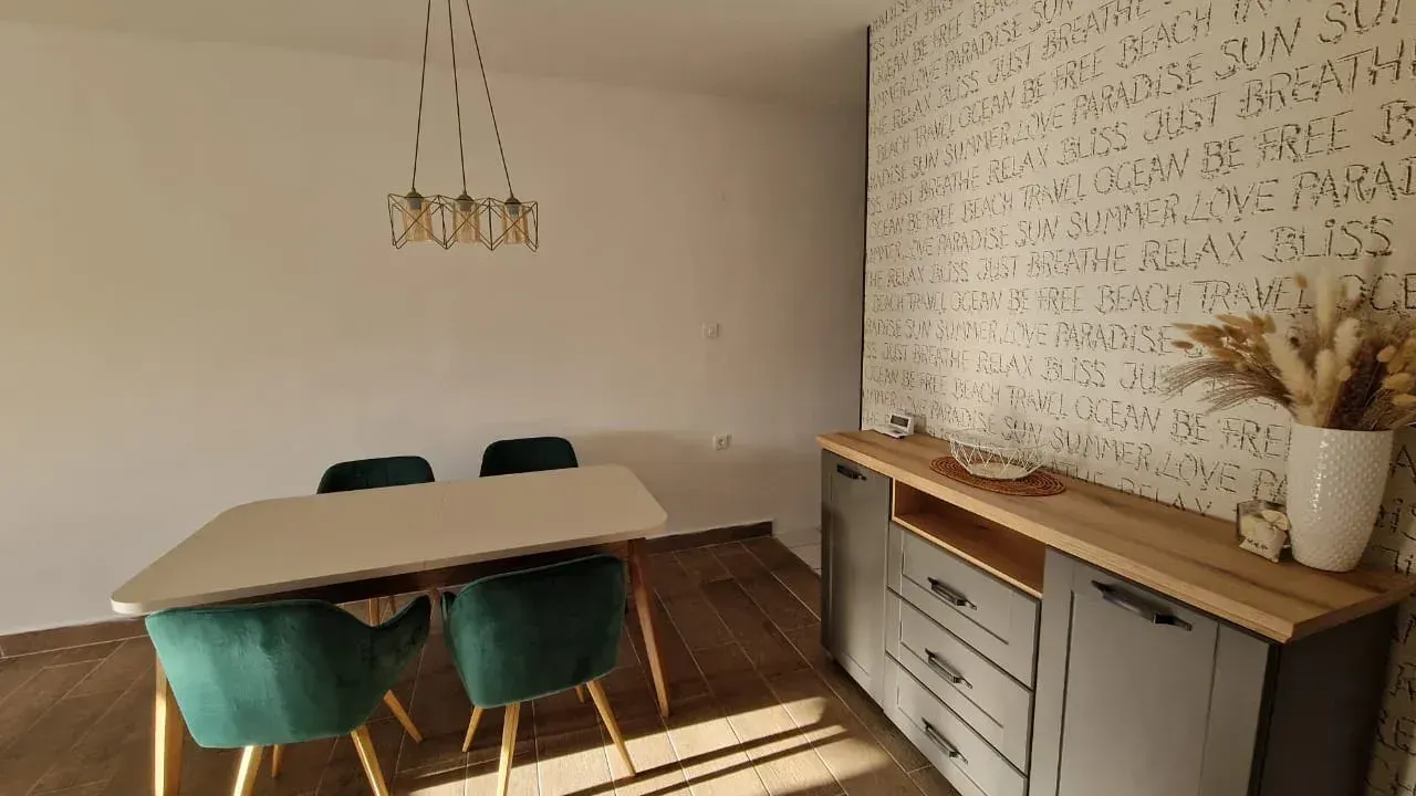 Izdavanje, stan, 80m², Tivat, Crna Gora