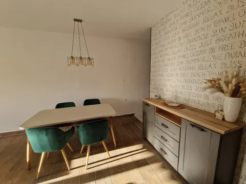 Izdavanje, stan, 80m², Tivat, Crna Gora - image 1