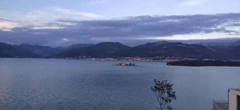 Pogled na more i planine sa terase. - image 3