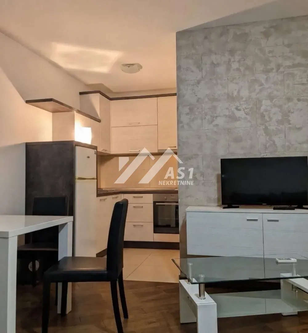 Izdavanje, jednosoban stan, 32m², Bulevar Evrope, Novi Sad Sve Podlokacije