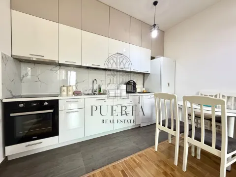 Moderna kuhinja sa bijelim elementima i trpezarijskim stolom. - image 6