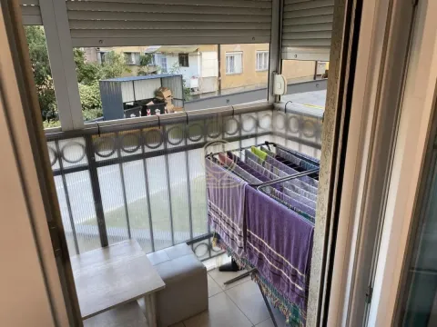 Manji zatvoreni balkoni sa sušačem za veš i stolom. - image 11