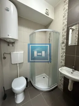 Manje kupatilo sa tuš kabinom, umivaonikom i bojlerom. - image 6