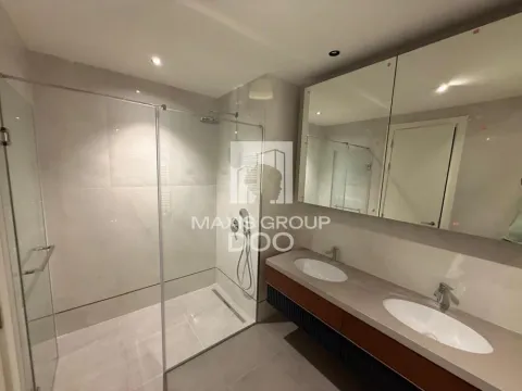Moderno opremljeno kupatilo sa tuš kabinom i duplo ugradnim umivaonikom. - image 13