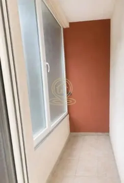 Manji zatvoreni balkon sa velikim prozorom i popločanim podom. - image 9