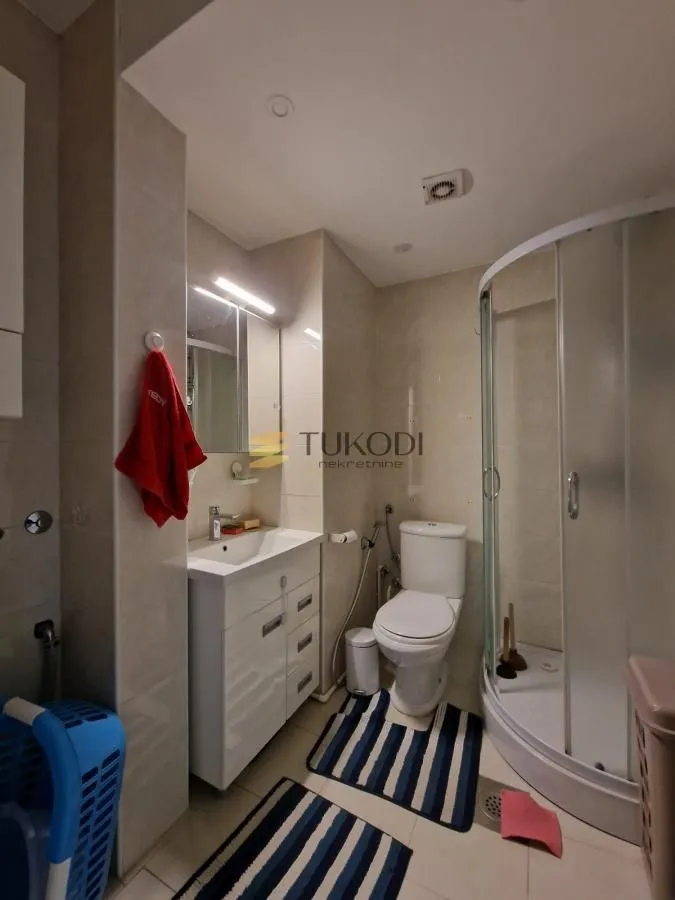 Bathroom equipped with a washbasin, toilet, and shower cabin.